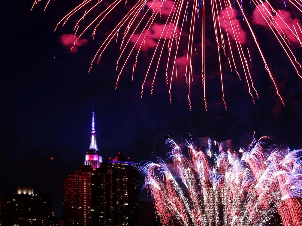The Empire state Building is seen during the Macy's 4th of July fireworks show from Queens, New York on July 4, 2017. / AFP / EDUARDO MUNOZ ALVAREZ