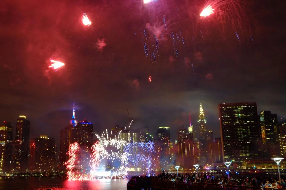 The Empire state Building is seen during the Macy's 4th of July fireworks show from Queens, New York on July 4, 2017. / AFP / EDUARDO MUNOZ ALVAREZ