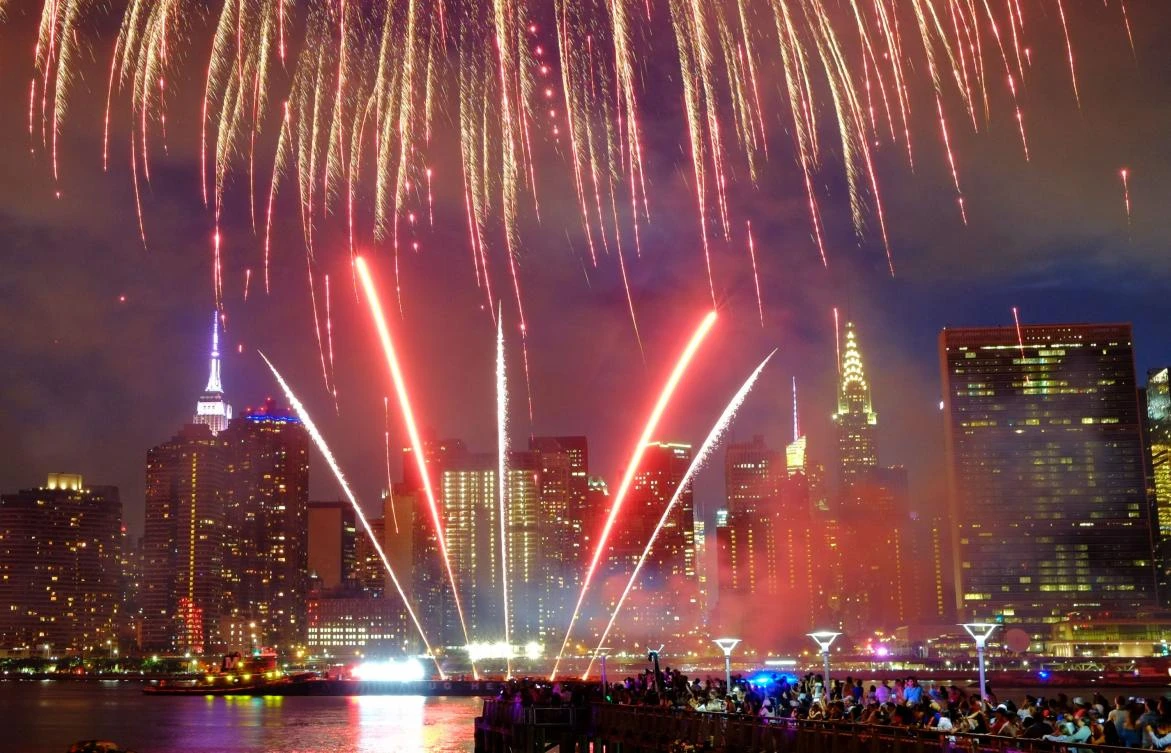 The Empire State Building and the Christal Building are seen during the Macy's 4th of July fireworks show from Queens, New York on July 4, 2017. / AFP / EDUARDO MUNOZ ALVAREZ
