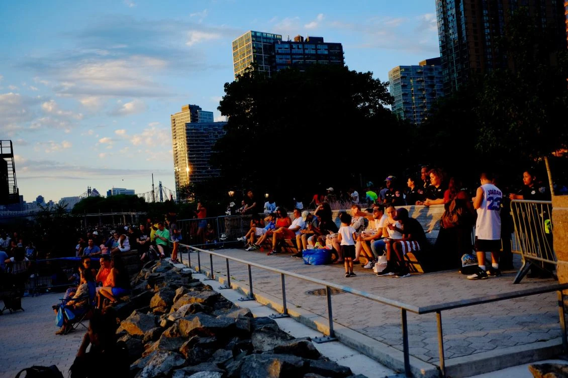 People wait for the start of the annual Macy's 4th of July fireworks show from Queens, New York on July 4, 2017. / AFP / EDUARDO MUNOZ ALVAREZ