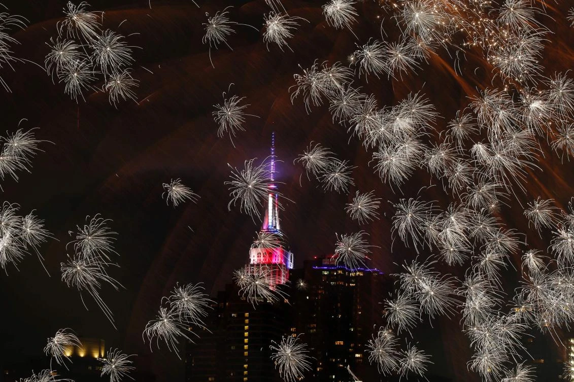TOPSHOT - The Empire state Building is seen during the Macy's 4th of July fireworks show from Queens, New York on July 4, 2017. / AFP / EDUARDO MUNOZ ALVAREZ
