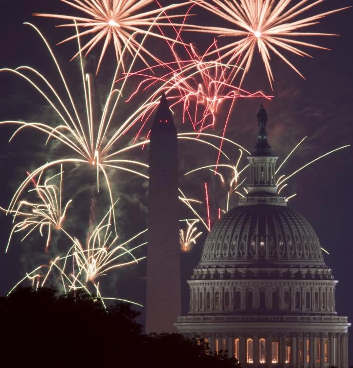 Fireworks explode over the National Mall as the US Capitol (R) and National Monument are seen on July 4, 2017, in Washington, DC. / AFP / PAUL J. RICHARDS