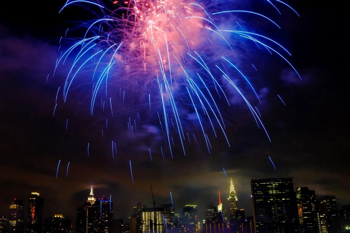 The Empire state Building and the Christal Building are seen during the Macy's 4th of July fireworks show from Queens, New York on July 4, 2017. / AFP / EDUARDO MUNOZ ALVAREZ