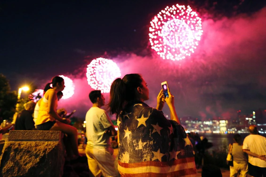 People watch the Macy's 4th of July fireworks show from Queens, New York on July 4, 2017. / AFP / EDUARDO MUNOZ ALVAREZ