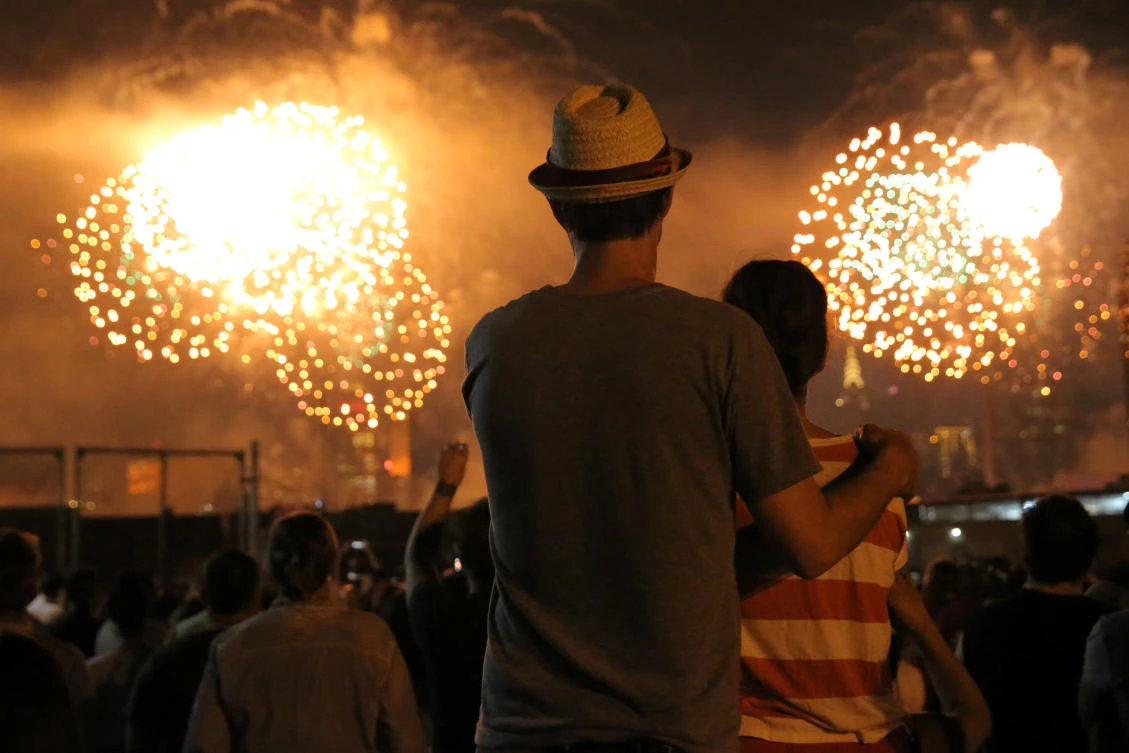 People watch the Macy's 4th of July Firework Show from Brooklyn in New York City, U.S., July 4, 2017. REUTERS/Andrew Kelly