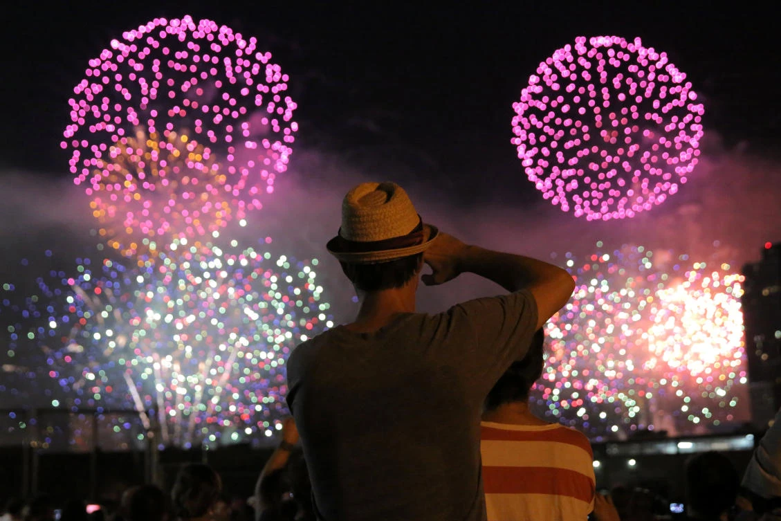 People watch the Macy's 4th of July Firework Show from Brooklyn in New York City, U.S., July 4, 2017. REUTERS/Andrew Kelly