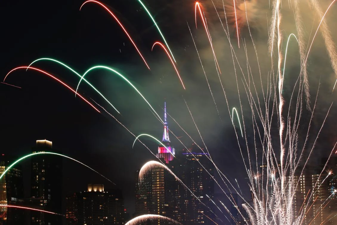 The Empire state Building is seen during the Macy's 4th of July fireworks show from Queens, New York on July 4, 2017. / AFP / EDUARDO MUNOZ ALVAREZ