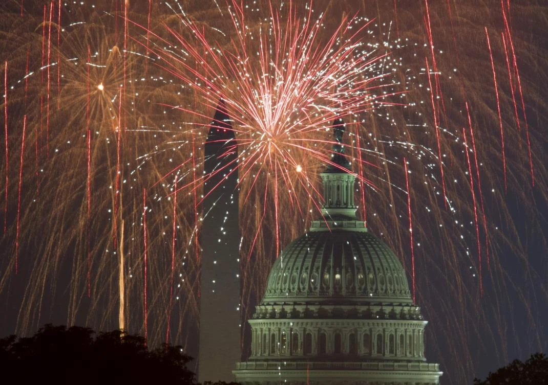 TOPSHOT - Fireworks explode over the National Mall as the US Capitol (R) and National Monument are seen on July 4, 2017, in Washington, DC. / AFP / PAUL J. RICHARDS