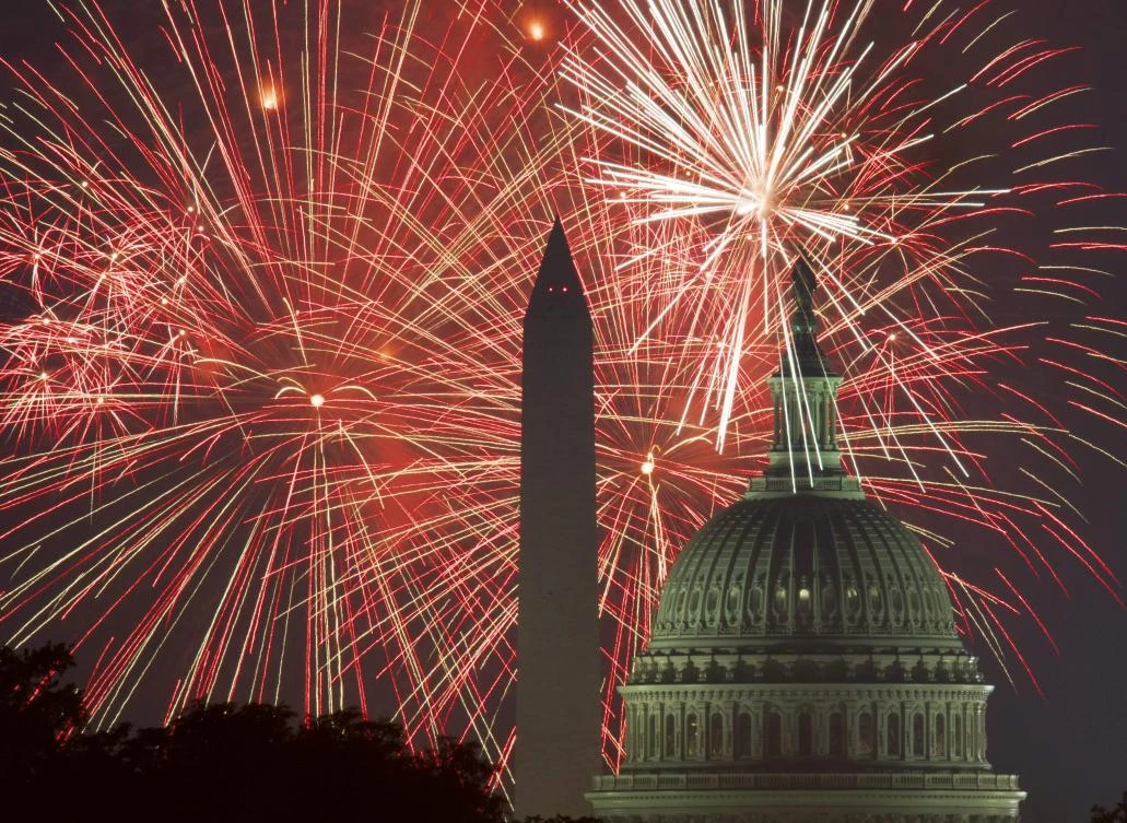 Fireworks explode over the National Mall as the US Capitol (R) and National Monument are seen on July 4, 2017, in Washington, DC. / AFP / PAUL J. RICHARDS