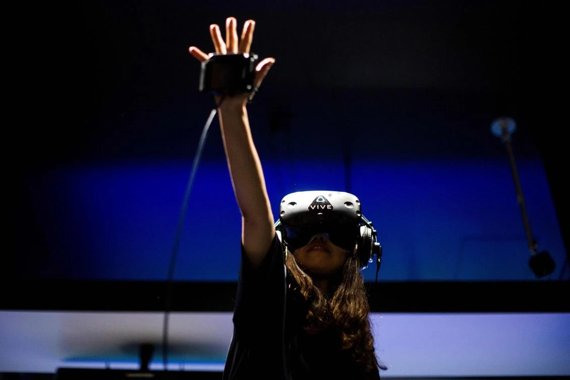 A woman plays a virtual reality (VR) Dragon Ball game at the Bandai Namco game facility of VR Zone Shinjuku in Tokyo on July 22, 2017. / AFP / Behrouz MEHRI