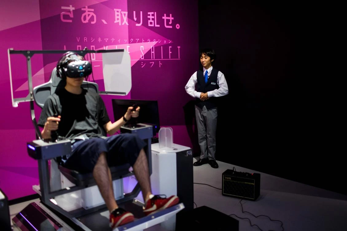 A man plays a virtual reality (VR) game at the Bandai Namco game facility of VR Zone Shinjuku in Tokyo on July 22, 2017. / AFP / Behrouz MEHRI