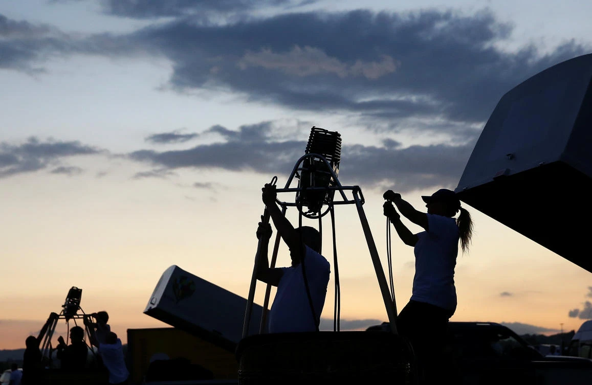 Crew members prepare their hot air balloon during an Italian hot air ballooning event in Terni, Italy, July 28, 2017. REUTERS/Alessandro Bianchi