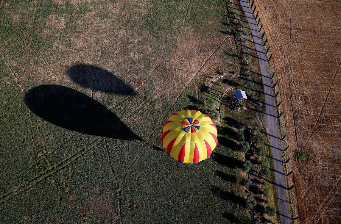 A hot air balloon flies during a hot air ballooning event in Todi, Italy, July 29, 2017. REUTERS/Alessandro Bianchi