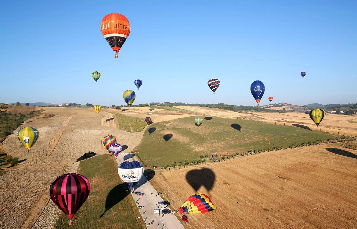 Hot air balloons fly during a hot air ballooning event in Todi, Italy, July 29, 2017. REUTERS/Alessandro Bianchi