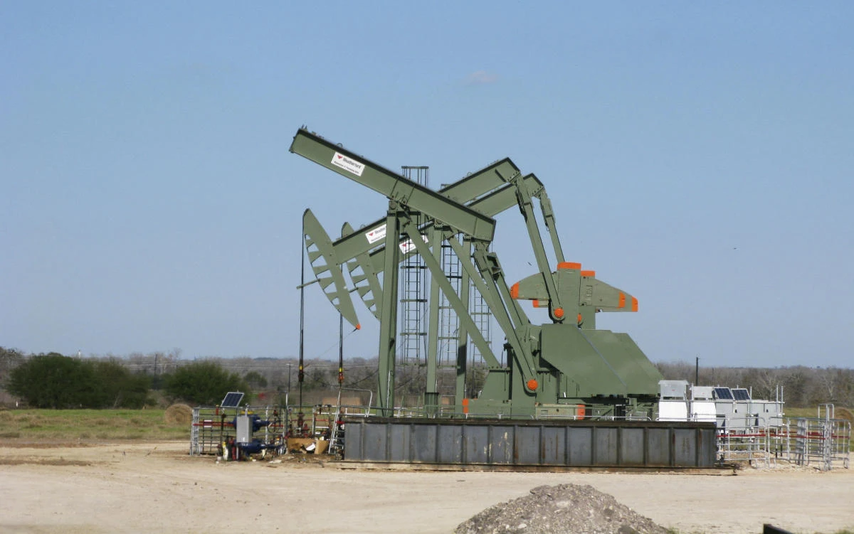 A pump jack used to help lift crude oil from a well in South Texas' Eagle Ford Shale formation stands idle in Dewitt County, Texas, on January 13, 2016. (REUTERS/Anna Driver/File Photo)