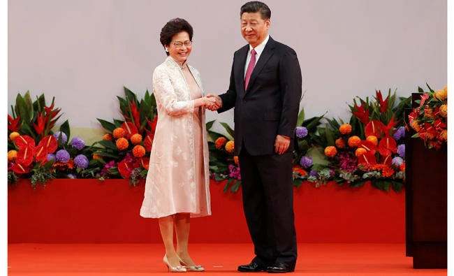 Hong Kong Chief Executive Carrie Lam shakes hands with Chinese President Xi Jinping after she swore an oath of office on the 20th anniversary of the city's handover from British to Chinese rule, in Hong Kong, China, on Saturday. (REUTERS/Bobby Yip)