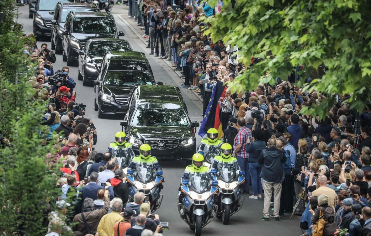 The hearse with coffin of late German Chancellor Helmut Kohl drives on Saturday through Ludwigshafen. (AFP)