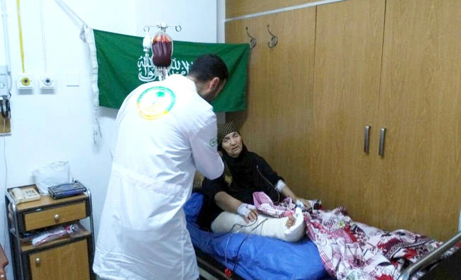 A Syrian woman receives treatment at a hospital. (SPA)
