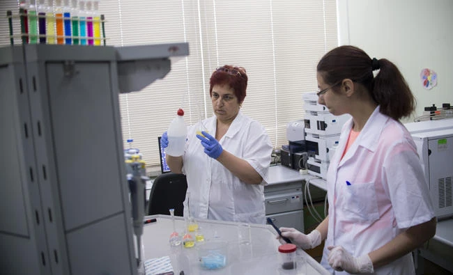 This picture taken on June 22, 2017 shows Bulgarian scientists testing the content of food samples at a laboratory of the national center for public health and analysis in Bulgaria's capital Sofia. (AFP / NIKOLAY DOYCHINOV)