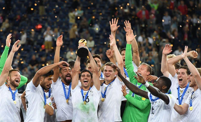 Germany's midfielder Lars Stindl lifts the trophy after winning the 2017 Confederations Cup final football match between Chile and Germany at the Saint Petersburg Stadium in Saint Petersburg on July 2, 2017. / AFP / Patrik STOLLARZ