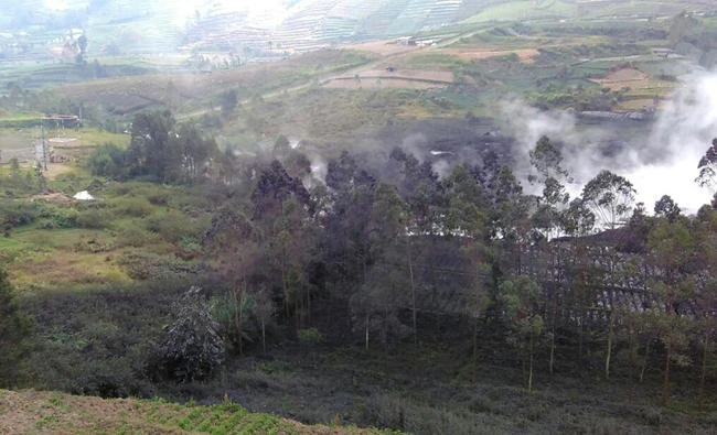 8 dead as Indonesian aid helicopter crashes near erupting volcano