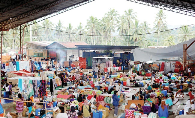 Displaced families stay at an evacuation centre outside the city, as troops continue their assault against insurgents from the Maute group in Marawi city on Monday. (Reuters)