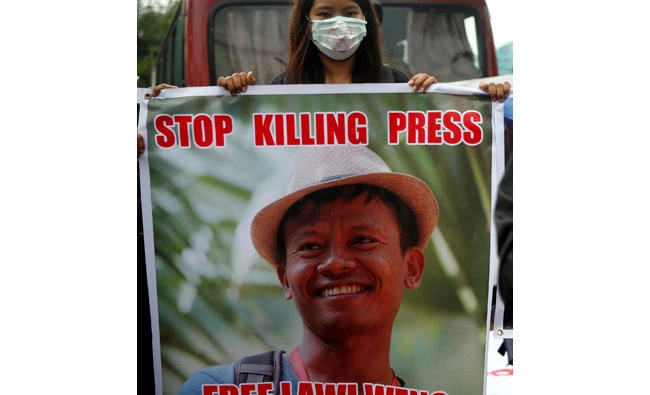 Reporters protest as they call on Myanmar government and military authorities to release reporters who were arrested in Yangon recently. (Reuters)