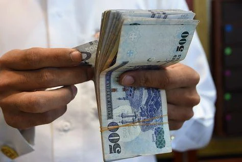 A Saudi man counts banknotes. (AFP)