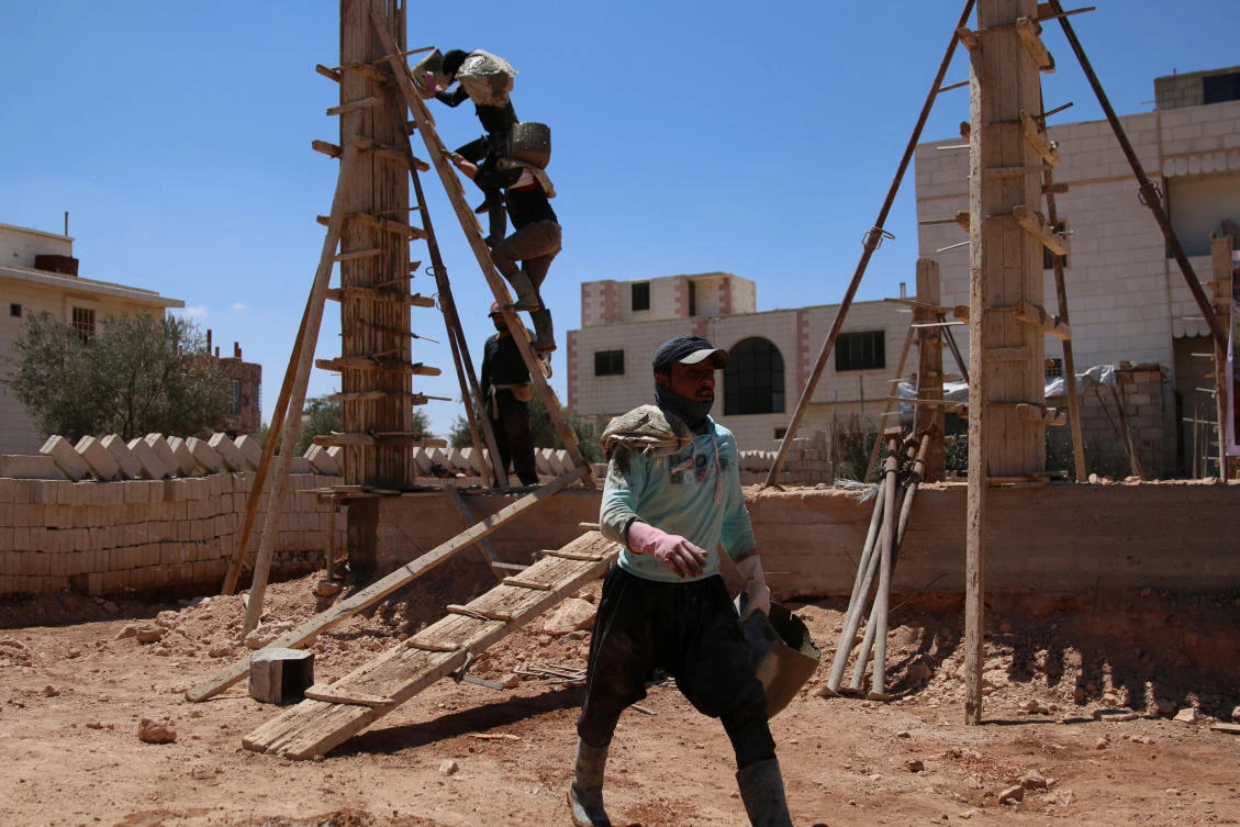 Members of "You Destroy and We Rebuild Brigade" work at a construction site, in the rebel-held town of Saida, in Deraa province, Syria May 24, 2017. Picture taken May 24, 2017. (REUTERS)
