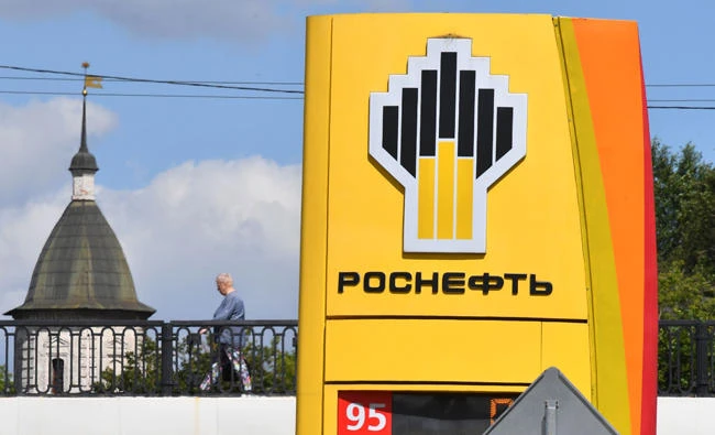 The company logo of Russia's state oil giant Rosneft is seen at a petrol station in Moscow on June 28, 2017. The outlook for Russia’s sovereign credit rating is clouded by the prospect of a new round of US sanctions, oil price weakness and doubts over its economic recovery, S&P Global’s primary analyst for the country said on Tuesday. (AFP file photo)