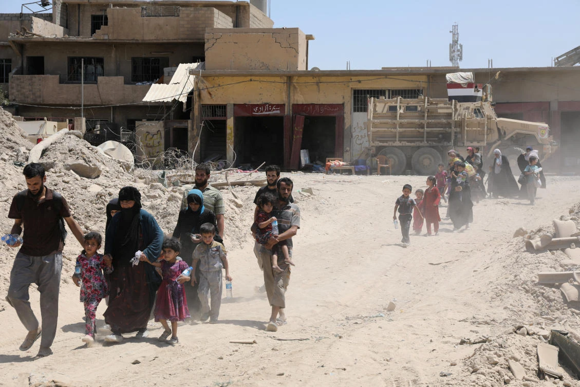 Displaced Iraqi civilians move out of Mosul's Old City during fighting between Iraqi security forces and Islamic State militants in Mosul, Iraq June 24, 2017. (REUTERS)