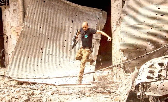 An Iraqi soldier advances in the Old City of Mosul on Thursday during the government forces’ ongoing offensive to retake the city from Daesh. (AFP)
