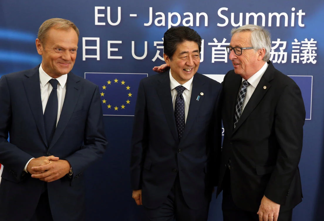 Japan's Prime Minister Shinzo Abe (C) is welcomed by European Council President Donald Tusk (L) and European Commission President Jean-Claude Juncker at the start of a European Union-Japan summit in Brussels, Belgium July 6, 2017. (REUTERS)