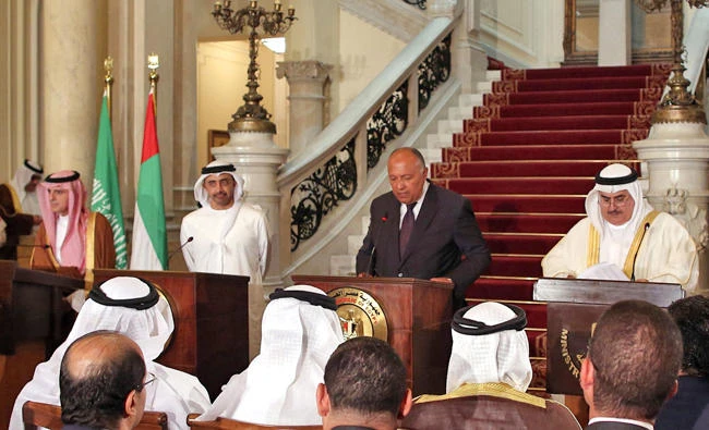 Egyptian Foreign Minister Sameh Shoukry (C) reads a statement while giving a joint press conference with Saudi Foreign Minister Adel al-Jubeir (L), UAE Minister of Foreign Affairs and International Cooperation Abdullah bin Zayed Al-Nahyan (2nd-L), and Bahraini Foreign Minister Khalid bin Ahmed al-Khalifa (3rd-R) after their meeting in the Egyptian capital Cairo on July 5, 2017. (AFP / POOL / Khaled)