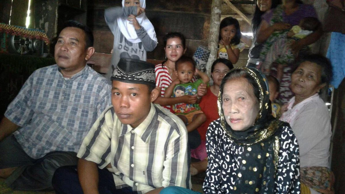Indonesian teenage boy weds 73-year-old bride
