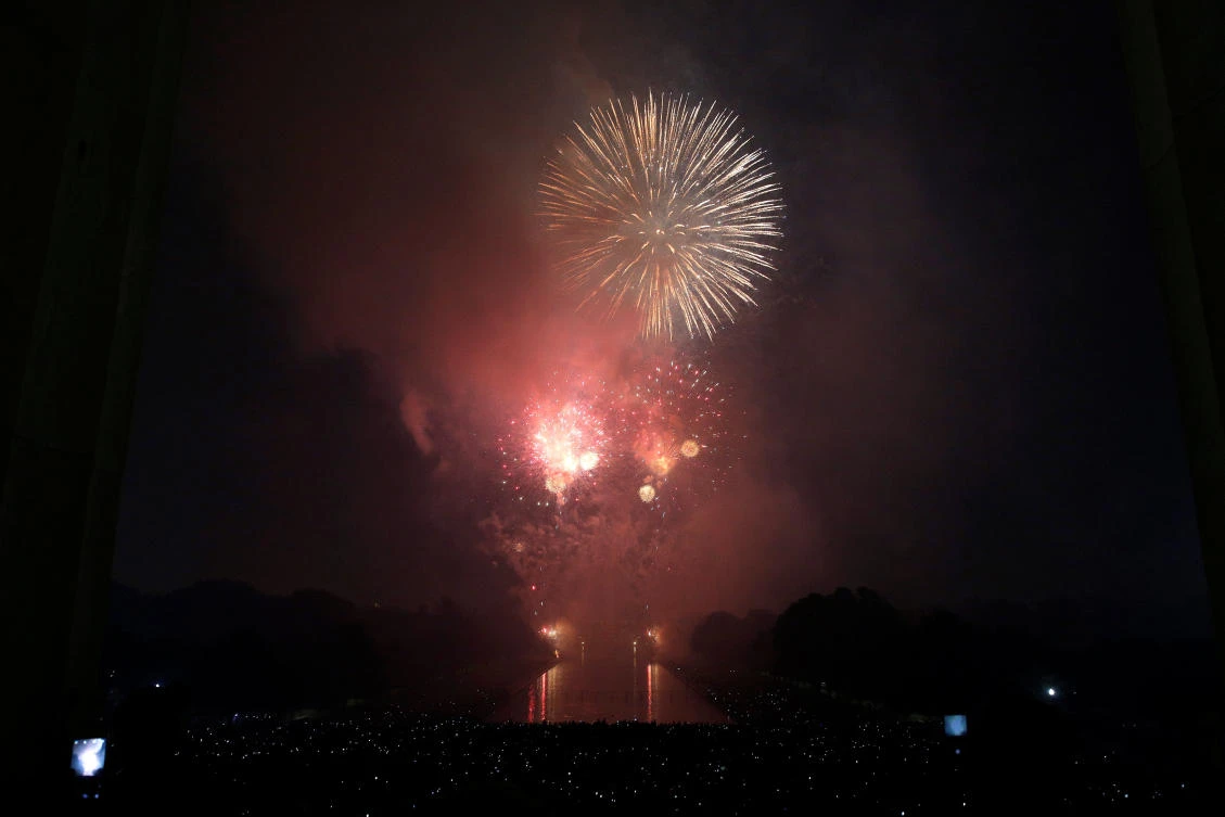People watch fire works explode at the Lincoln Memorial in celebration of 241st anniversary of the Declaration of Independence in Washington, U.S., July 4, 2017. (REUTERS)