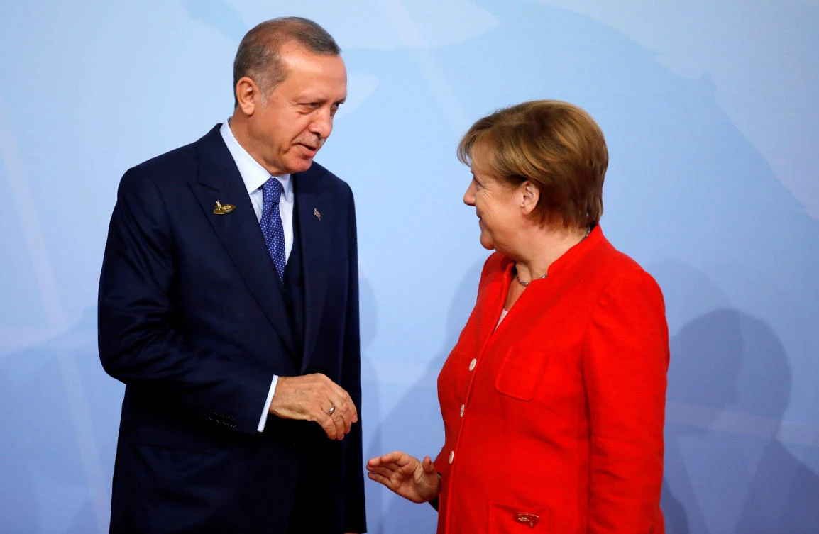 German Chancellor Angela Merkel welcomes Turkey's President Recep Tayyip Erdogan at the G20 summit in Hamburg, Germany July 7, 2017. (Reuters)
