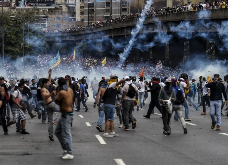PROTESTS. Venezuelan opposition activists clash with the police during a protest against the government of President Nicolas Maduro on April 6, 2017 in Caracas. (AFP)