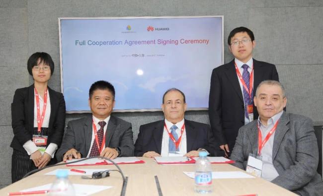 CEO of Kawar Energy Hanna Zaghloul signed the agreement on behalf of Kawar Energy with Feijun Yin, general manager of Solar Inverter Sales Management Department.