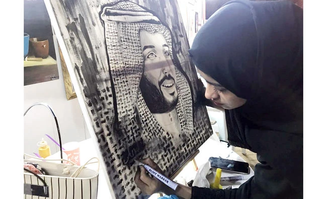 A painter draws a portrait of Crown Prince Mohammed bin Salman. (SPA)