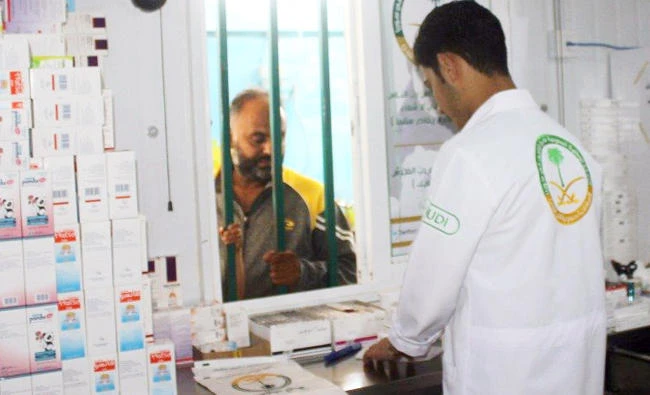 A medical staff distributes medicines to a Syrian refugee at Zaatari camp in Jordan. (SPA)