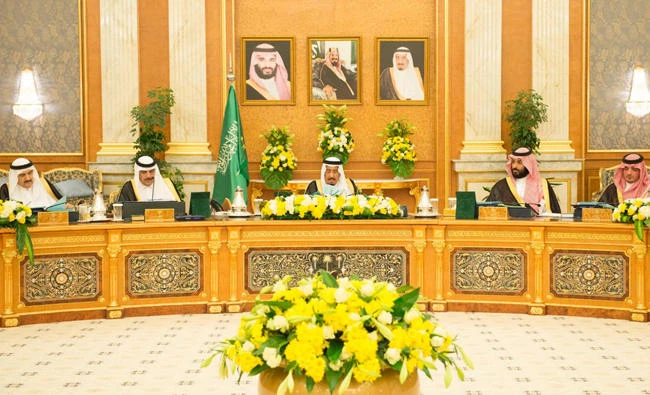 King Salman chairs the Cabinet meeting at the Al-Salam Palace in Jeddah on Monday. (SPA)
