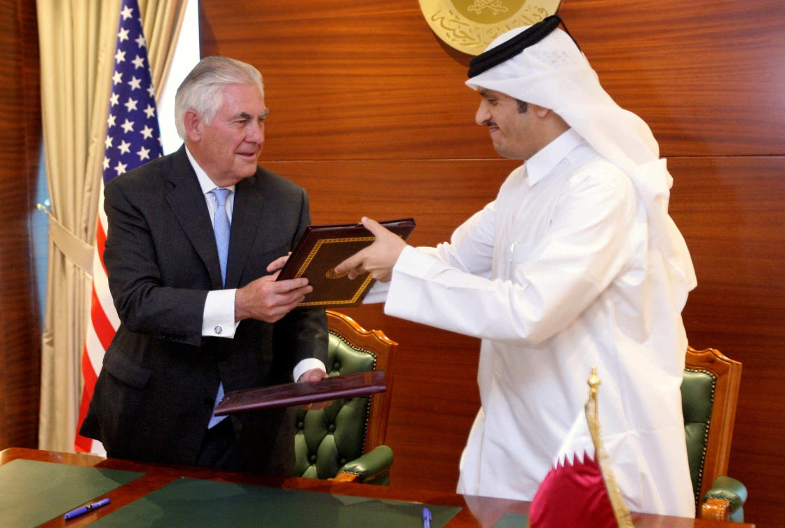 Qatar's foreign minister Sheikh Mohammed bin Abdulrahman Al-Thani (R) and U.S. Secretary of State Rex Tillerson exchange a memorandum of understanding in Doha, Qatar, July 11, 2017. (Reuters)