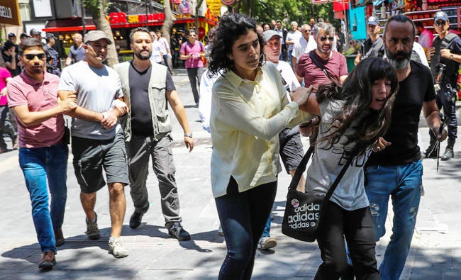 Turkish plainclothes police officers (L and C) detain protesters during a demonstration in support of two hunger-strikers in Ankara on July 10, 2017. Turkish authorities have also ordered the arrest of 105 people working in information technology on suspicion of involvement in an attempted military coup a year ago.(AFP / ADEM ALTAN)