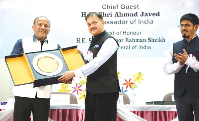 Ambassador of India Ahmed Javed, center, receives a memento from IISJ Managing Committee Chairman Mohammed Asif Daudi, as Consul General
Mohammed Noor Rahman Sheikh looks on, at the
Annual Day ceremony in Jeddah.