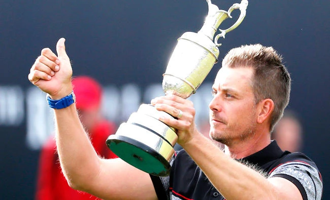 File photo shows Henrik Stenson of Sweden holding up the trophy to the crowd after winning the British Open Golf Championships at the Royal Troon Golf Club in Troon, Scotland. (AP)