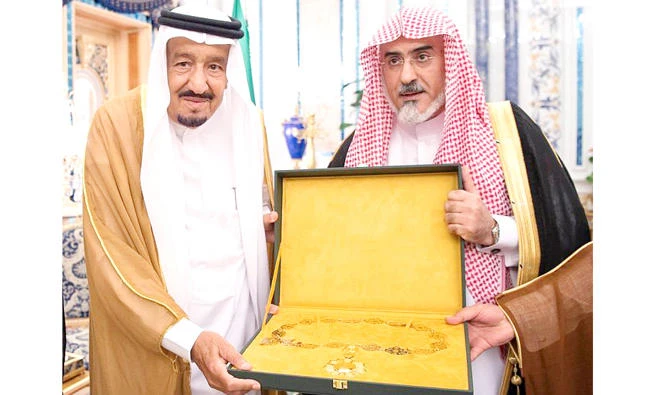 King Salman receives an honorary doctorate degree and a medal from Sheikh Sulaiman bin Abdullah Aba Al-Khail, director of Al-Imam Mohammad ibn Saud Islamic University, at Al-Salam Palace in Jeddah on Wednesday. (SPA)