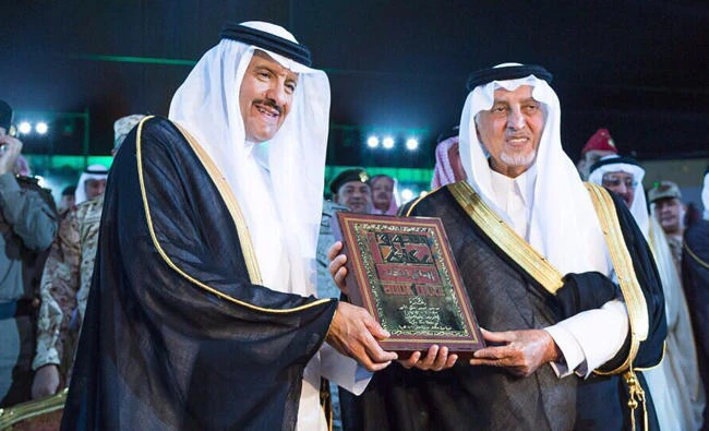 Prince Sultan bin Salman honored Prince Khalid Al-Faisal for his efforts in Souq Okaz.