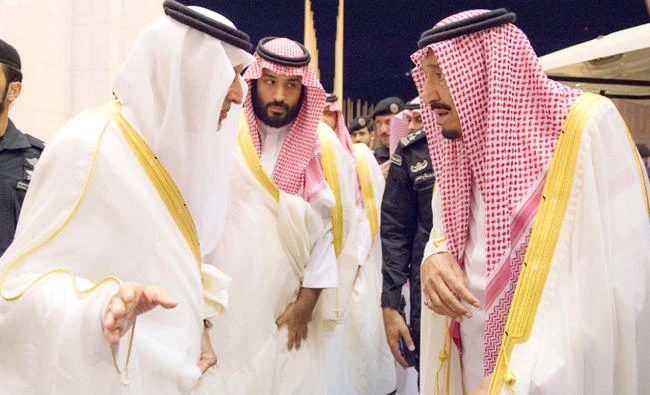 King Salman, Crown Prince Mohammed bin Salman and Makkah Gov. Prince Khaled Al-Faisal
offer funeral prayers for Prince Abdul Rahman bin Abdul Aziz Al-Saud at the Grand Mosque
in Makkah on Friday. (SPA)