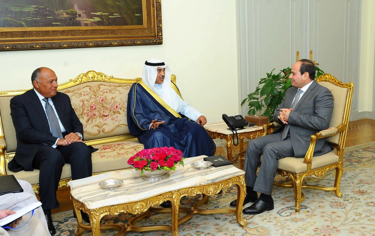 Egyptian President Abdel Fattah El-Sisi (R) speaks with Kuwait’s Foreign Minister Sabah Al-Khalid Al-Sabah (C), in the presence of Egypt’s Foreign Minister Sameh Shoukry (L), in Cairo, Egypt. (Egyptian Presidency/via Reuters)